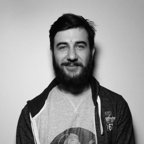 Богдан Бобиль - Експерт зі штучного інтелекту та машинного навчання, який поєднує викладання в КНУ з практичною роботою. Допоможе розібратися у складних алгоритмах та побудові нейронних мереж на практиці.