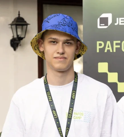 Костянтин Денисов - Топовий алгоритмічний програміст із досвідом виступів на світовій арені. Допомагає студентам опанувати складні аспекти C++ та розвинути навички problem-solving, необхідні для технічних інтерв'ю у світові IT-гіганти.